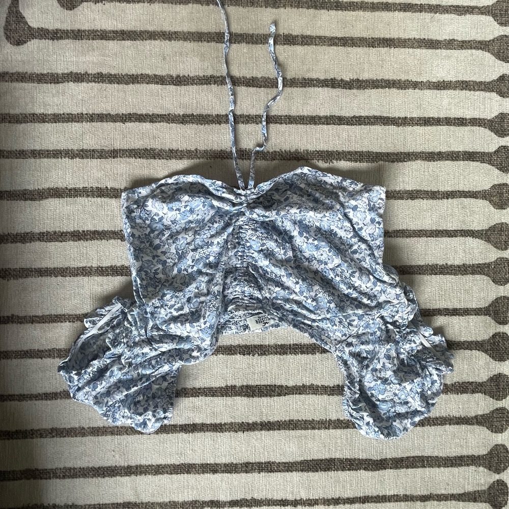 Hollister scrunch cropped top short sleeves size small white and blue